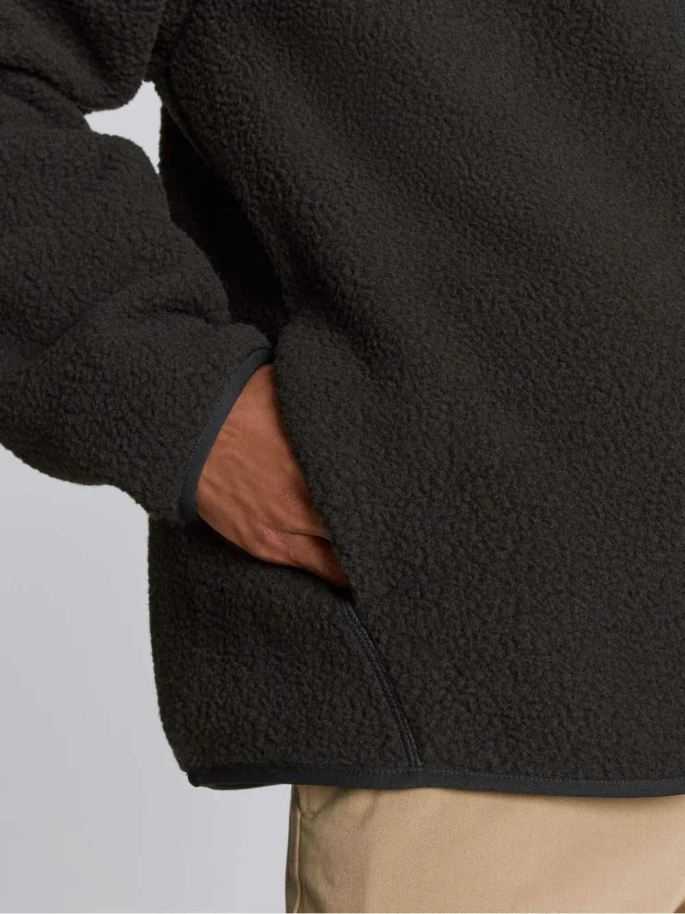 Der schwarze Pullover