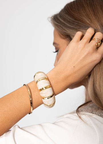 Breites armbånd mit gullfarbenen elementen - beige
