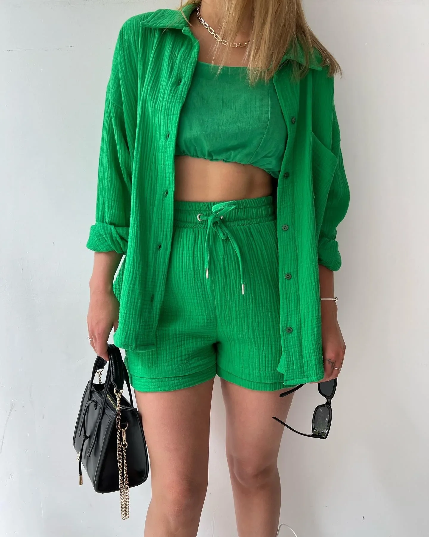 Uformell sommer-outfit | Overdize-HEMD & High-Waist-Shorts-Fresh & Chic