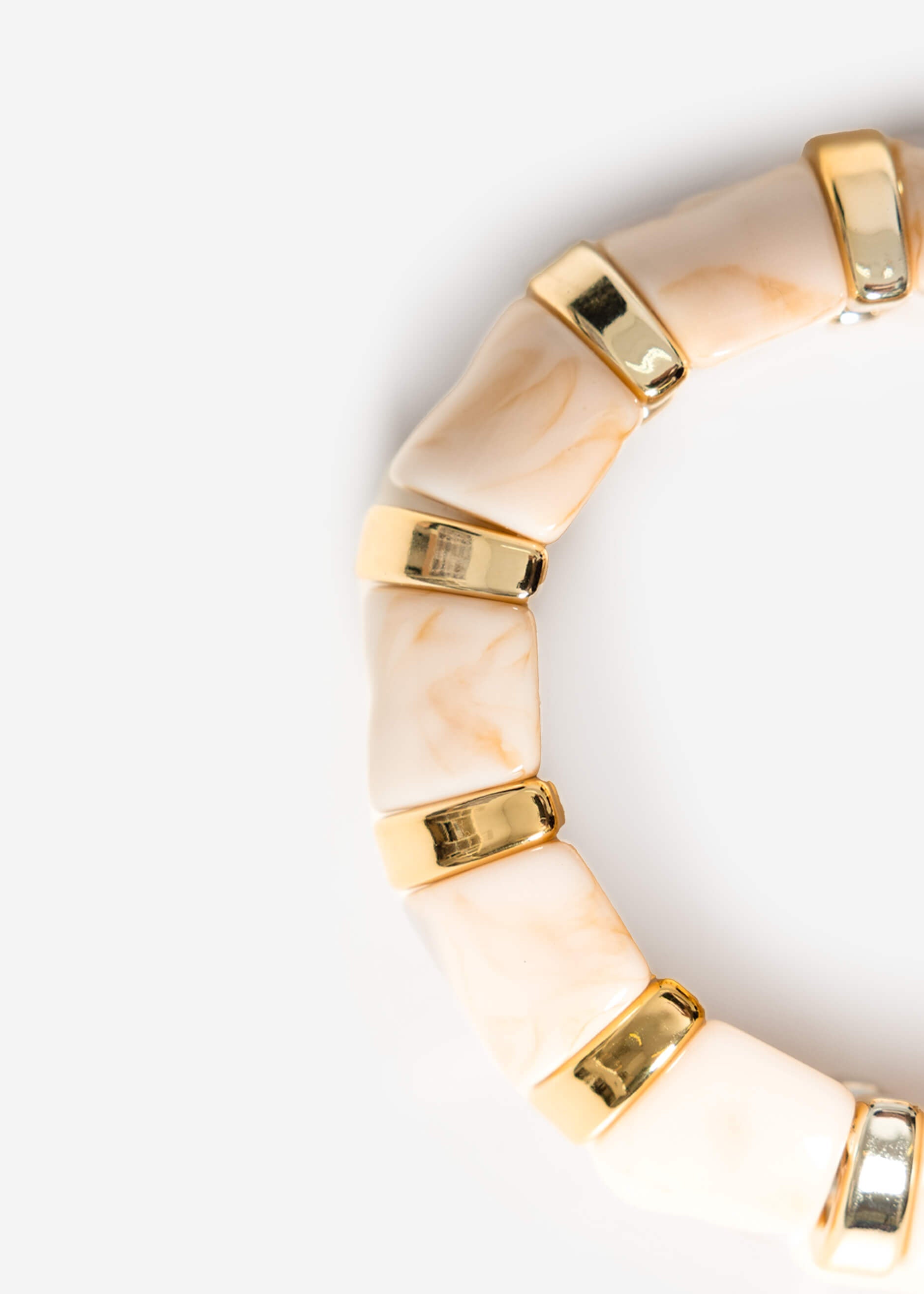 Breites armbånd mit gullfarbenen elementen - beige