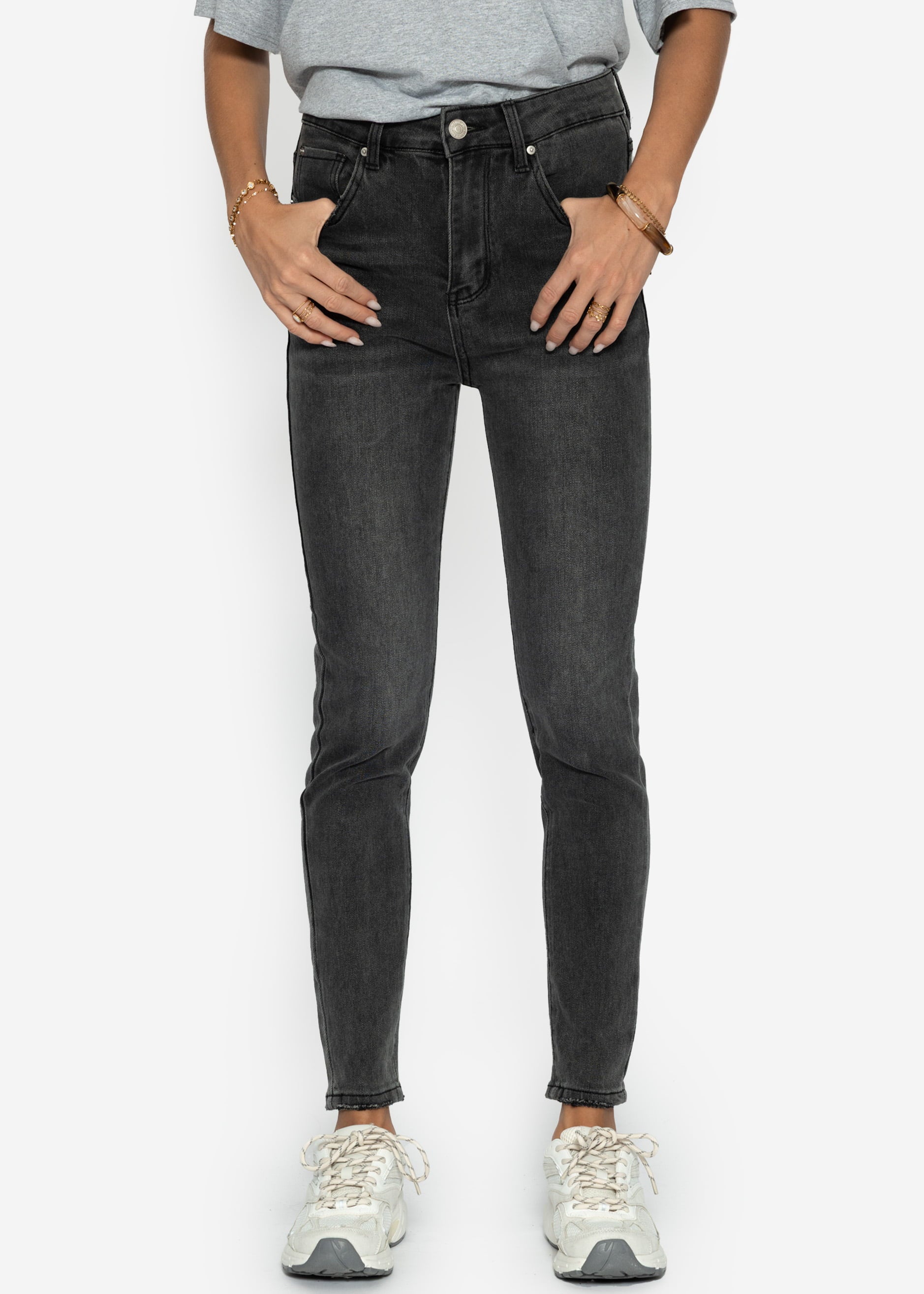 Högwaistiska smala jeans - Grau