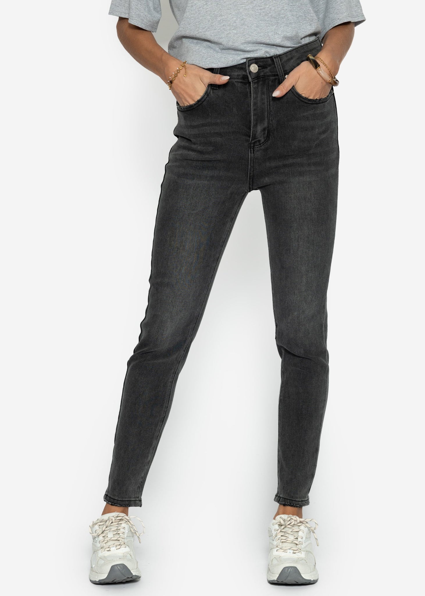 Högwaistiska smala jeans - Grau