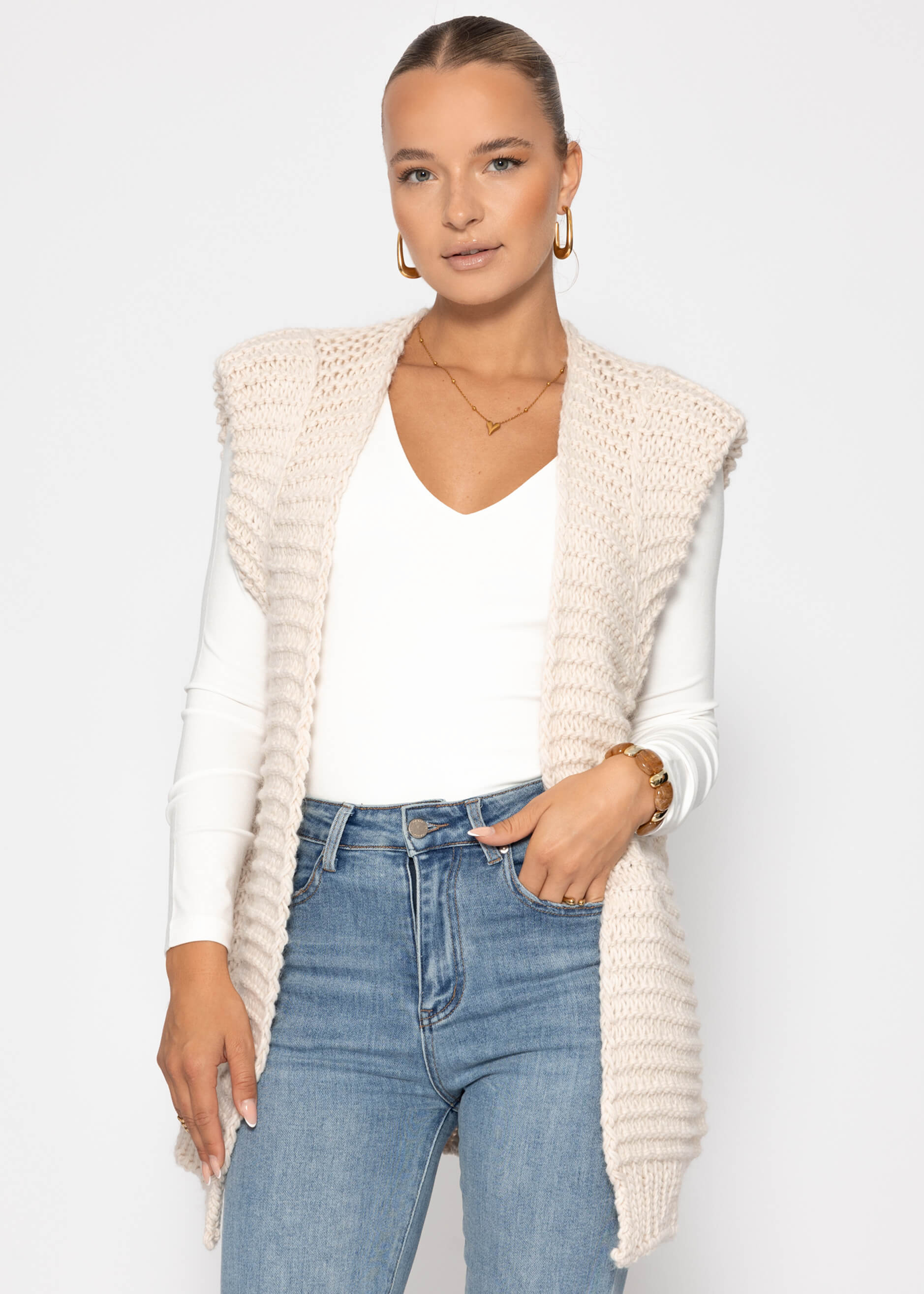 Lange ärmellose Strickweste mit strukturierten Schultern - offwhite