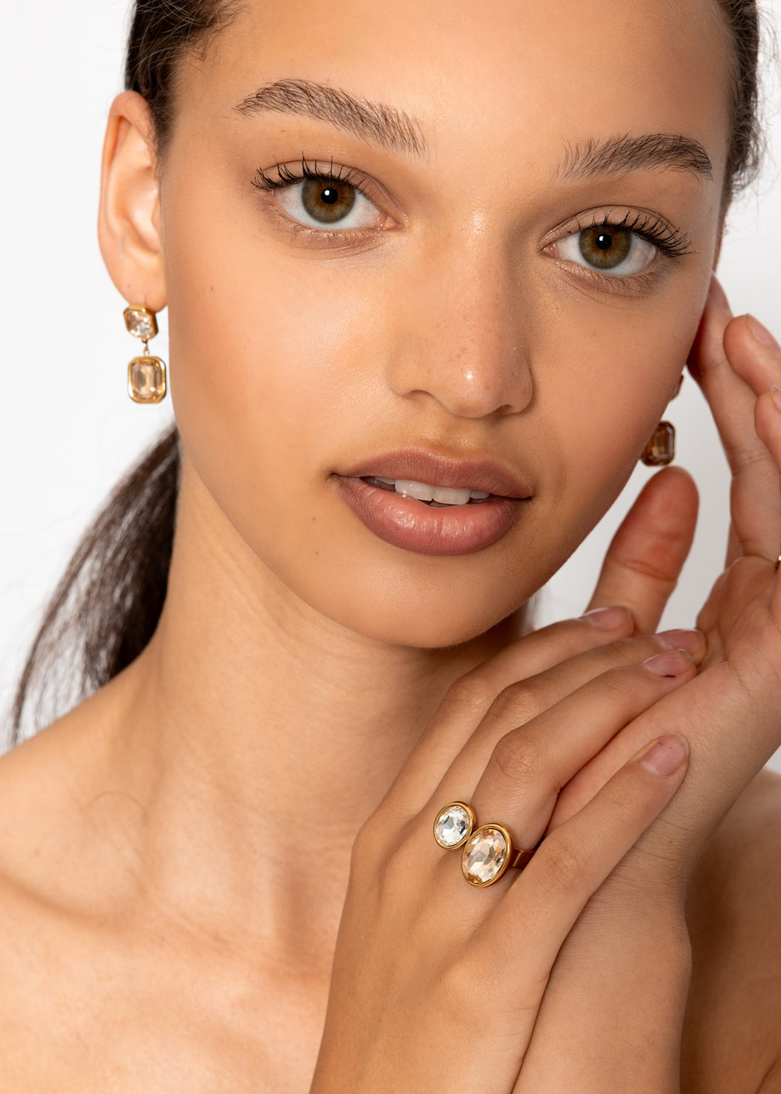 Ringt Mit 2 Hellen Schmucketeinen - Gold